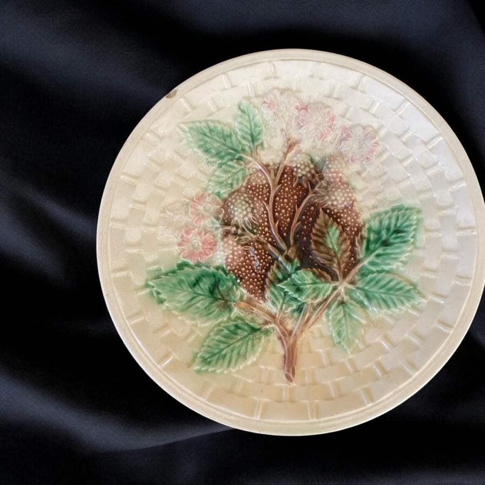 Majolica Blackberry Basketweave plate